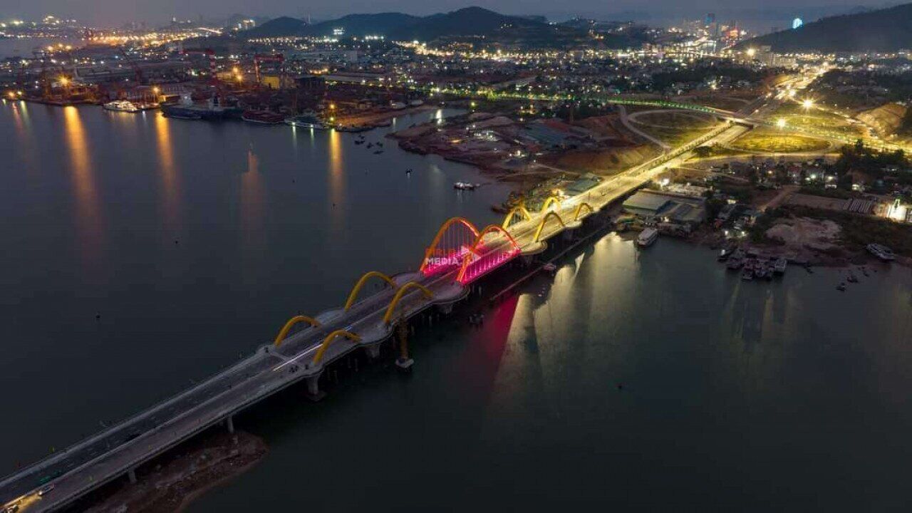 Cua Luc Bridge 1 (Love Bridge)